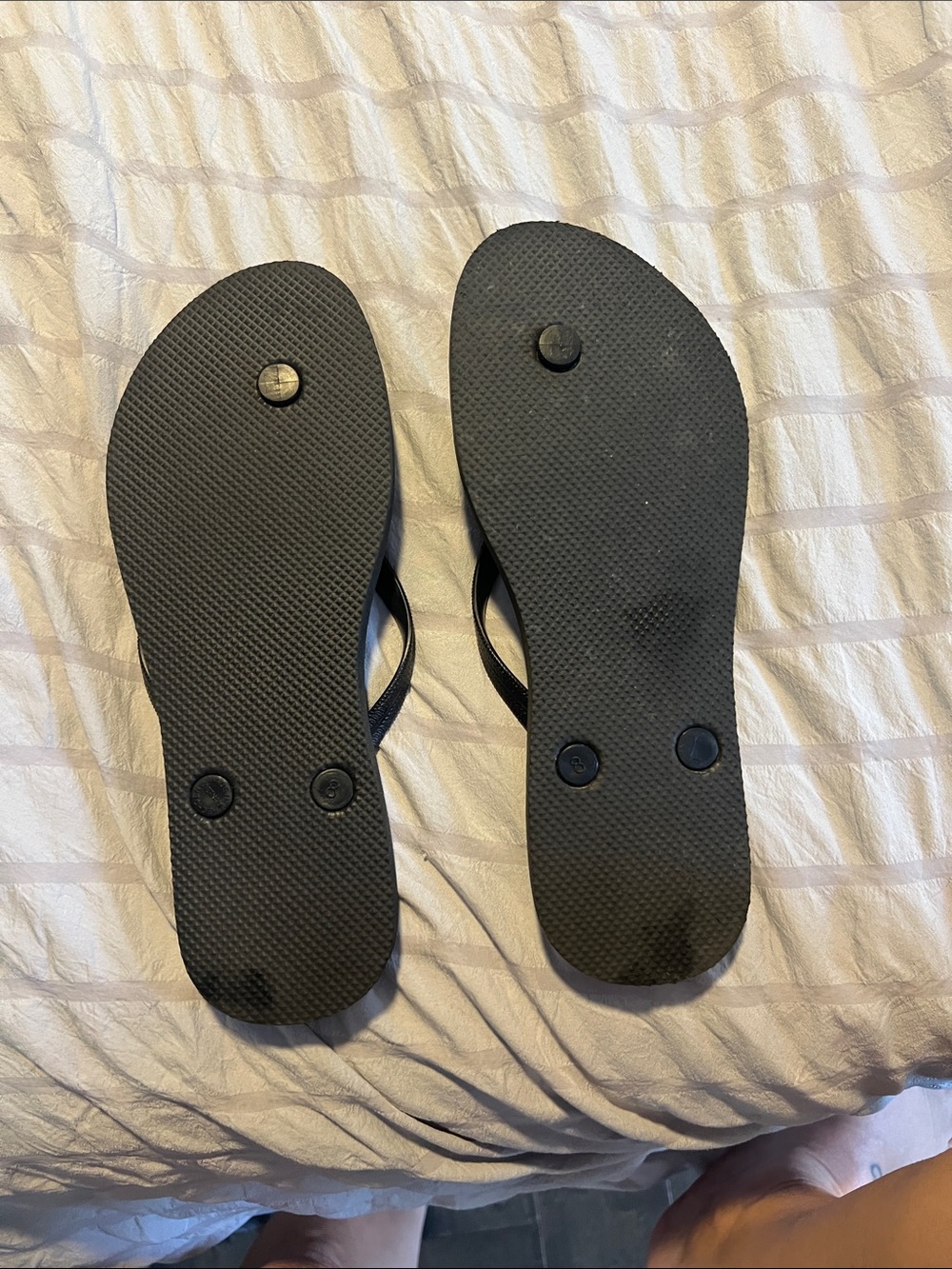 Old Navy Black Textured Rubber Flip Flops - Picture 2 of 2